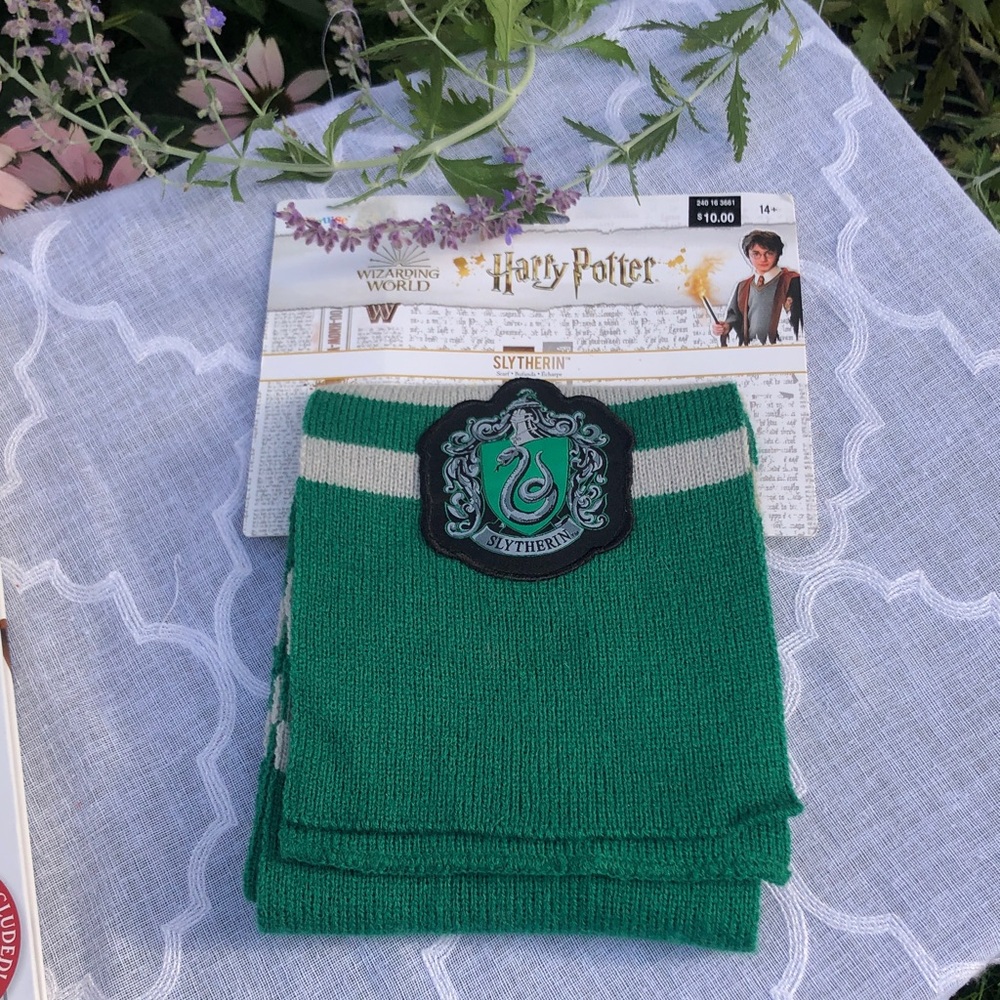 HARRY POTTER Hogwarts Slytherin House crest knit scarf in green & gray NWT